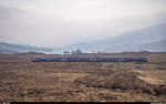 Zwei ScotRail 156 erreichen am 24. April 2019 den Bahnhof Corrour auf dem Weg von Mallaig nach Fort William. Im Hintergrund das Loch Ossian.