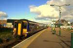 Whrend First ScotRail in den Zgen ab Inverness die erste Klasse anbietet und somit Class 158 und 170 einsetzt, fahren in den western Highlands die einklassigen Triebzge der Class 156. Eines dieser vehikel, der 156 458, wartet am 6.10.2009 auf die Abfahrt 16:03 in Mallaig nach Glasgow Central. Im Vergleich zum rund 10 Jahre lteren Bild von Date Jan de Vries im selben Bahnhof hat sich ausser dem mehrmaligen Wechsel der Bemalung der Zge nichts verndert...