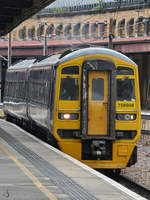 Der Triebzug 158908 wartet am Bahnhof in York auf die Weiterfahrt.