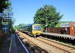 Class 165 Diesel-Triebzug 165 110 auf der Lokallinie Reading - Redhill bei der Einfahrt in Dorking Deepdene.