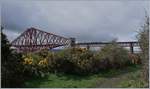 Ein Scotrail Class 170 hat die gut zweieinhalb Kilometer lange Brücke befahren und errreicht in Kürze Nord Queensferry (Port na Banrighinn) in Five.