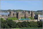 Der 07.21 von Cardiff nach Holyhead passiert das Schloss Conwy. Class 175 von Arriva. (03.09.2012)