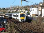 Auf dem Weg nach Southend Central passiert c2c 357 037 die Stadt Leigh-on-Sea.