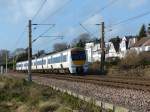 Auf dem Weg nach Southend Central passiert c2c-Zug 357 223 eine Wohngegend mit Meeresblick.