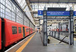 Class 455: Züge 455 849 und 455 717 der South Western Railway warten im Bahnhof London Waterloo auf Abfahrt Richtung Wimbeldon und Dorking.