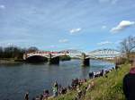 Ein Southwesttrain auf dem Weg von Hounslow nach London Waterloo am 11.04.2015 auf der Barnes Bridge.