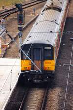 Anglia Railways (UIC-Kürzel AR, 1997-2004) 317 658 fährt am 08.April 2002 in die Stansted Airport Station. (Fotoscan)