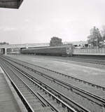 Die grünen Vorortszüge im Süden von London in früheren Zeiten. Zug 4751 (Class 405, im Einsatz 1951 - 1983) bei der Einfahrt in die Station Cheam. Diese Züge hatten meist 11 Einzelabteile, was ein rasches Ein- und Aussteigen ermöglichte in Zeiten vor automatischen Türen. Dabei gab es in der Regel keine Möglichkeit, von innen das Abteil zu öffnen, sondern man musste das Fenster senken und von aussen die Türe öffnen. Aufnahme am 30.Juli 1964.  