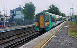 Class 377: Im frühmorgendlichen Gegenlicht fährt Zug 377 150 des Betreibers  Southern Railway  in Reigate ein, von wo er dann wieder zurückfährt nach London Victoria station. 16.Juni 2024 