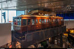 Triebwagen Nr. 3 ist das einzige erhaltene Fahrzeug in Originalausführung der von 1893 bis 1956 entlang des Hafens von Liverpool betriebenen Liverpool Overhead Railway und steht heute im Liverpool Museum, unweit der früheren Strecke. Aufgenommen am 18. August 2017.