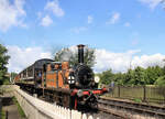 Einfahrt der kleinen A1x-Lok  Fenchurch  aus dem Jahre 1872 in Sheffield Park an der Bluebell Railway.