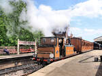 Die Lok  Fenchurch  (BR 32636) bereit zur Abfahrt in Sheffield Park. Sie führt zwei schön restaurierte Vorortsbahn-Wagen aus der Zeit um 1900 der Metropolitan Railway (später Teil der London Transport) mit sich, sowie einen Panoramawagen, der früher auf der Strecke Llandudno - Blaenau Ffestiniog in Nordwales fuhr. 16.Juni 2024 