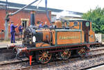 Class A1/A1x «Terriers»: Tenderlok mit Radfolge 0-6-0 der einstigen London, Brighton and Southcoast (LB&SCR) Railway. Die 50 Loks Serie A1 aus den Jahren 1872 bis 1880 sind bis 1963 bei den British Railways im Einsatz gestanden und waren lange Zeit die ältesten (regulär) betriebsfähigen Loks in Grossbritannien. Bis 3.November 1963 wurden sie noch für Personenzüge über eine baufällige Holzbrücke auf die Insel Hayling Island bei Portsmouth gebraucht. In einer Zeitung von 1873 werden diese kleinen Loks, die im Grossraum London den Vorortverkehr richtig in Gang brachten, als «kleine, drahtige und lebhafte Terrier (-Hunde)» bezeichnet. Die Loks tragen Namen, die eng mit London verbunden sind. 1878 wurde eine an die Pariser Ausstellung geschickt, wo sie den Goldenen Preis für gute Ausführungsqualität bekam. 1911 erhielten einige einen neuen Boiler und eine erweiterte Rauchkammer (neue Bezeichnung A1x). Im Laufe der Zeit wurden diese kleinen Loks in ganz Grossbritannien zerstreut, blieben aber mehrheitlich im Süden, wo sie auch für kurze Pendelzüge (d.h. von der Lok oder von einem Steuerwagen aus gefahren) nützlich waren. 10 Loks sind heute erhalten geblieben, eine davon im Nationalen Eisenbahnmuseum in York, und eine in Kanada, im Canadian Railway Museum. Im Bild steht «Fenchurch», die frühere British Railways 32636, die 1964 zur Bluebell Railway gelangte, beim Wasserfassen in Sheffield Park. 16.Juni 2024.   