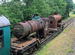 Auf der Bluebell Railway befindet sich die Tenderlok (Radfolge 2-6-2) 84030 im Aufbau. Der Tenderlok-Typ 84000 (84000-84029) entstand als Standardlok für die Britischen Bahnen 1953-1957 für Nebenliniendienste. Sie wurden alle 1963-1966 abgebrochen; keine blieb erhalten. 1983 übernahm die Bluebell Railway die immernoch vorhandene 2-6-0 Lokomotive des Standard-Typs 78000, die Nummer 78059 von 1957, vom Schrotthändler, und heute schreiten langsam die Wiederaufbauarbeiten als Typ 84000 Nr.84030 voran. Hier ist ein Element dieser entstehenden Lok auf einem Tragwagen in Kingscote abgestellt. 16.Juni 2024  