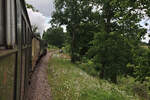 Typische Landschaft auf der Bluebell Railway, Lok 34059 lässt ohrenbetäubend zischend viel Dampf ab.