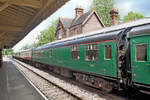 Britische Personenwagen: Die Wagen der damaligen Southern Region (Region Süd) erheilten ab 1956 zunehmend die grüne Farbe, die vor der Verstaatlichung für die Southern Railway typisch war. So wurde der für die Museumsbahn Bluebell Railway aufgearbeitete Buffet-Wagen 1818 (gebaut 1960) als Wagen der Southern Region (S1818) grün lackiert. Sheffield Park, 16.Juni 2024 