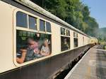 BR Mk1 Wagen der Dean Forest Railway in  Chocolate and Cream  Farben in der Norchard High Level Station, 14.9.2016 