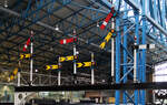 Farbige Signale im Nationalen Eisenbahnmuseum in York. York, 11.5.2022