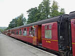 Britische Personenwagen: Im klassischen kastanienroten Anstrich Wagen E 3798 von 1953 der Region Ost auf der North Yorkshire Moors Railway, Grosmont.