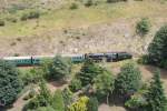 Keine Modellbahn sondern Museumsbahn aufgenommen von der Ruine Corfe Castle am 27. Juli 2010. Dampflok 34028 mit Mk1-Coaches in SR-Green.