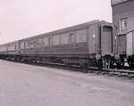 Britische Personenwagen: Ein Personenwagen aus der Zeit vor der Verstaatlichung 1948, Herkunft: LNER London & North-Eastern Railway. Die Nummer GE 18216 E weist darauf hin, dass er früher der Region Ost (E) zugeteilt war und jetzt den Great Eastern Linien (GE) dieser Region, nordöstlich von London. Harwich, 15.Juli 1964. 