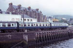 Britische Personenwagen: Blau/weisse Wagen der Region Schottland in Fort William.