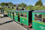 Signalbrücke und Personenwagen in Hythe, 12.9.16    Die Romney, Hythe & Dymchurch Railway ist die wohl größte Modellbahn der Welt mit einem Maßstab von 1:3.