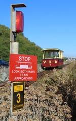 Volk’s Electric Railway: 
Es ist die älteste in Betrieb stehende elektrische Eisenbahn in Großbritannien. Die Schmalspurbahn in Brighton wurde am 4. August 1883 eröffnet - genau ein Tag nach ihrem 135-jährigen Geburtstag! Die Spurweite misst 82,5 cm und die Streckenlänge beträgt über 1,5 Kilometer lang. In der Stromschiene fliesst genau 110 Volt DC (Gleichstrom). 

Das Bild zeigt den Triebwagen Nr. 9 zwischen Halfway Station und Black Rock Station bei einem Bahnübergang am Sonntagabend, 5. August 2018