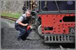 Auch eine Dampflok braucht ihre Streicheleinheiten und Lok 87 zwingt den Maschinisten in die Knie. Caernarfon vor der Abfahrt. (14.05.2011)