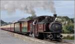 Einen stattlichen gutbesetzten Zug von 11 Wagen zieht Lok 10  Merddin Emrys  hinauf in die Berge nach Blaenau Ffestiniog. (04.09.2012)