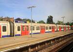 Blick auf den U-Bahnzug 21456 der District Line (London) in Wimbledon.