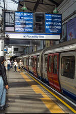 TfL S Stock train / Earl's Court Station London, 13.