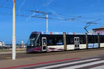 Flexity-Tram bei der Haltestelle North Pier. Blackpool, 12.5.2022