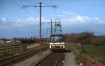 Tw 648 der Straßenbahn Blackpool ist zwischen Fleetwood und Blackpool unterwegs (April 1992). Hier hat die Bahn fast einen ländlichen Charakter. Die Fahrzeuge der Centenary Class wurden zwischen 1984 und 1987 in Dienst gestellt, der Aufbau stammt von einer Busfabrik.