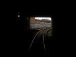 Licht am Anfang des Tunnels: Nach der Station Mudchute taucht die DLR unter - zuerst in einen kurzen Tunnel unter einer Strae, dann gehts fr lngere Zeit unter der Themse sowie dem sdlichen Stadtteil Greenwich durch. Zu sehen ist die Einfahrt in den Straen-Tunnel, zwischen den Stationen Mudchute und Island Gardens, 17.3.010.