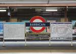 London Underground: Das Stationsschild von Barbican am 4. August 2018 in London.
