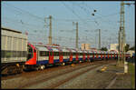 RADVE 111 210 beförderte am 19.09.2024 eine neue Londoner U-Bahn  2024 Tube Stock  (UNDERGROUND) vom Siemens-Werk in Wien-Simmering (Österreich) nach Nordrhein-Westfalen ins Prüf- und Validationcenter Wegberg-Wildenrath (PCW, Siemens Mobility GmbH). Hier kommt der Überführungszug am Abend in Würzburg um die Kurve.