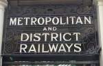 Der Bahnhof South Kensington (heute Circle und District Line) wurde einst von den konkurrierenden Gesellschaften Metropolitan Railway und District Railway betrieben.