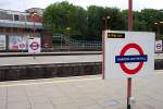 Das allgegenwrtige Tube-Symbol in der Station Harrow-on-the-hill