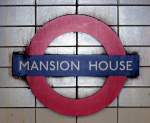  This is Mansion House.  Gelegen an der Circle Line und an der District Line. Das wohl bekannteste U-Bahn-Logo der Welt wird auch als Haltestellen -Schild genutzt, hier in der Mansion House Station, 16.3.010.