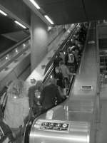 S/w-Impression aus der Canary Wharf Station, 17.3.010. Wie in vielen Underground-Stations ist auch hier die Rolltreppe obligatorisch - rechts stehen, links gehen! (Ich bedanke mich, dass es doch noch freigeschalten wurde!)