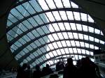 Canary Wharf Station, 17.3.010. Das  Dachfenster  im Detail mit Blick nach drauen. Im zu sehenden Gebude befindet sich die Heron Quays Station der Dochlands Licht Railway - DLR. ber diese Bahn wird auf den folgenden Bildern berichtet!