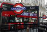 Londoner Rot: das wohl eingngigste U-Bahn Signet der Welt vor einem klassischen Doppeldecker.  Monument , 15.7.2013