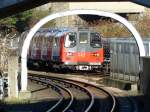 Ein Zug vom 1996 Tube Stock im Einsatz auf der Jubilee Line.