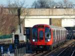 Ein Sub-Surface-Zug vom Typ S7, im Einsatz seit 2010, auf der Hammersmith & City-Line, hier in West Ham am 28.12.2013