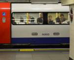 Schon am Vormittag gut besetzt: Zug der London Underground in der Station  Swiss Cottage .