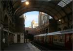 Ausblick -

zu einem Stück Himmel. Die ältesten Londoner U-Bahnstrecken wurden zunächst mit Dampf betrieben. Daher war es notwendig, dass es immer wieder Öffnungen nach draußen gab, damit der Dampf abziehen konnte. Hier ein kurzer offener Abschnitt an der südlichen Ausfahrt der Station Notting Hill Gate (Circle und District Lines).

Dies ist auch das letzte Bild im Jahr 2015 von uns. Hoffentlich wird das neue Jahr heller, was den Frieden auf der Erde angeht, als das doch recht düstere 2015.

29.06.2015 (M)