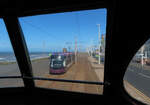 In Blackpool verkehren im Normalverkehr moderne Flexity-Trams: Blick aus der oberen Etage des doppelstöckigen Trams der Heritage-Linie auf Strassenbahn und Meer.