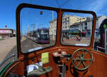 Blick an der Haltestelle North Pier vom Führerstand des offenen Heritage-Trams auf die moderne Flexity-Strassenbahn.