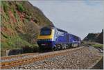 Ein Great Western Railway Class 43 HST 125 zwischen Dawlish und Dawlish Warren auf der Fahrt Richtung Exeter.